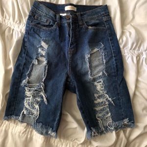 Cute destroyed Bermuda shorts